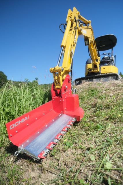 足場の悪い法面も 落合刃物工業「丸刈りータ」で楽々